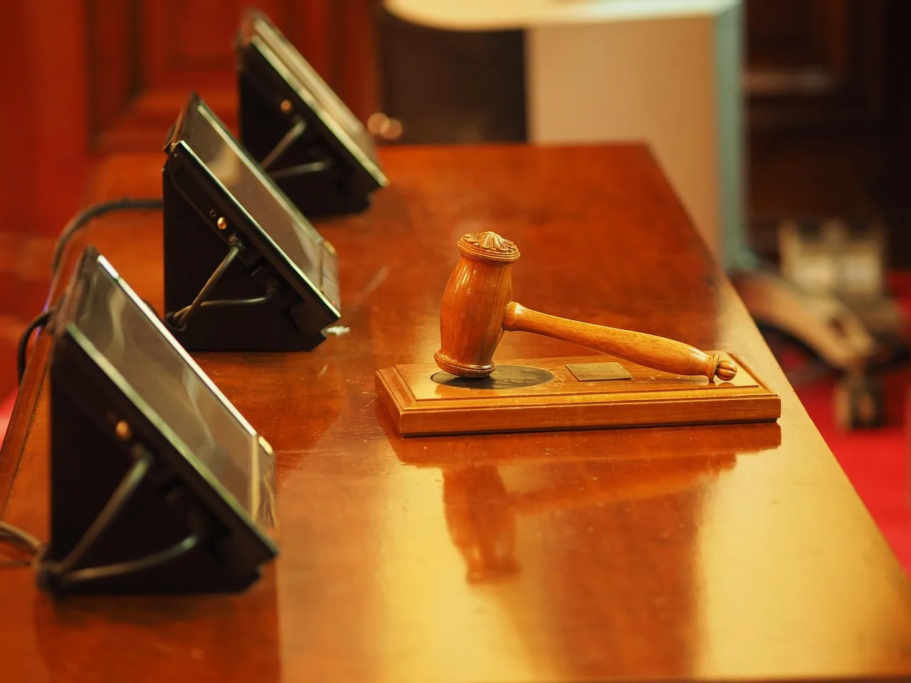 Do auction announcements override arbitration rules?