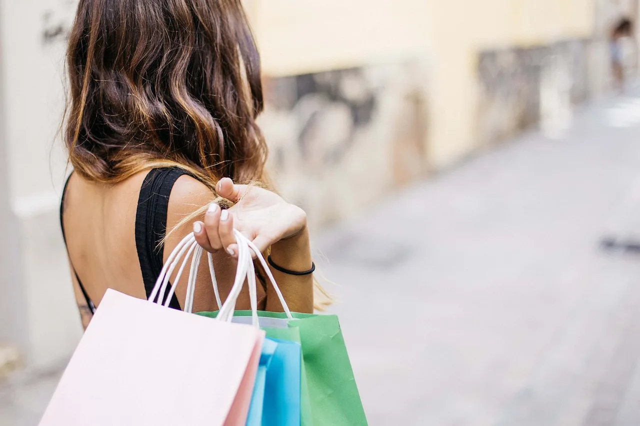 Wholesale dealer vs. retail dealer: side-by-side comparison